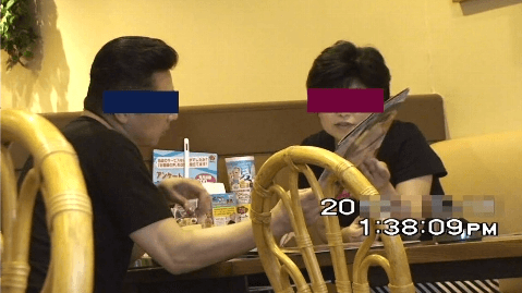 不倫カップルが飲食しているシーンの写真