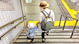 母親による子供の連れ去り問題で講演する加藤なぎさ