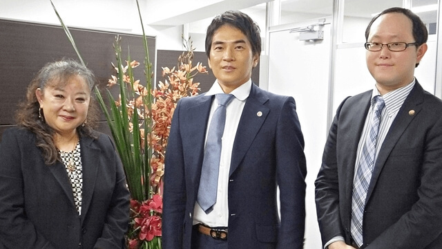 ウカイ＆パートナーズ法律事務所鵜飼弁護士と北川弁護士と加藤なぎさの写真