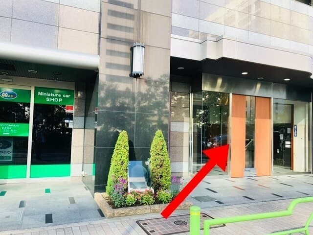アイアイアドカンパニー銀座本店の横の出入り口にある事務所ビル前