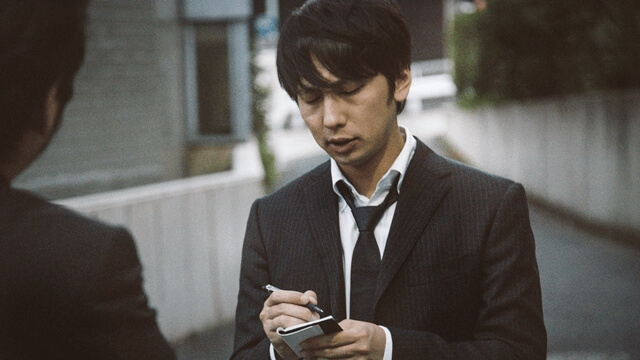 探偵の聞込み風景の写真