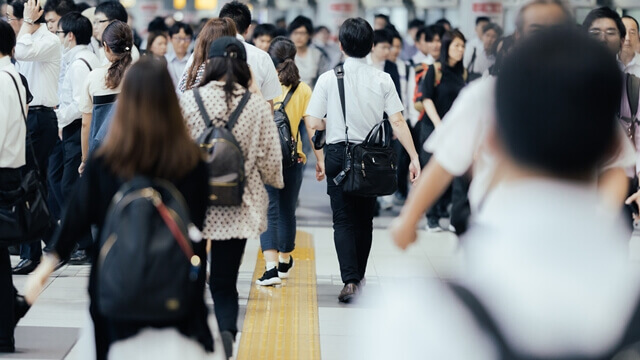 人の後ろ姿の写真