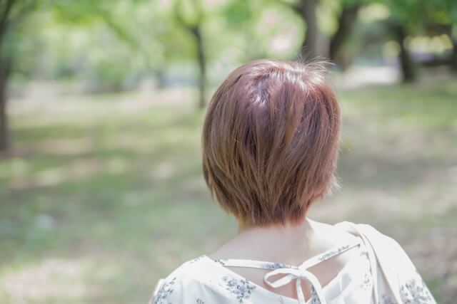 若い女性 後ろ.jpg