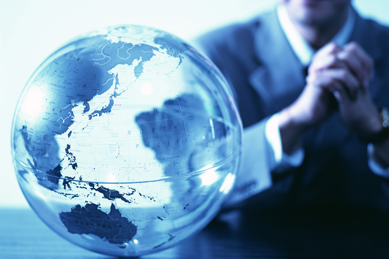 地域特化を連想する地球儀の写真