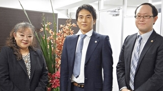 ウカイ＆パートナーズ法律事務所　鵜飼大弁護士と北川英佑弁護士と加藤なぎさの写真