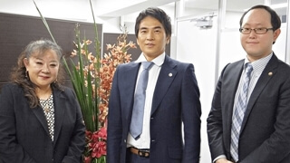 ウカイ＆パートナーズ法律事務所鵜飼弁護士と北川弁護士と加藤なぎさの写真